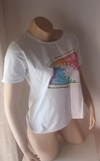 Camiseta con dibujo botas converse.
