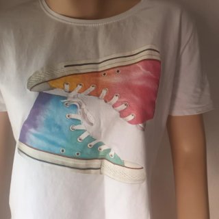 Camiseta con dibujo botas converse.