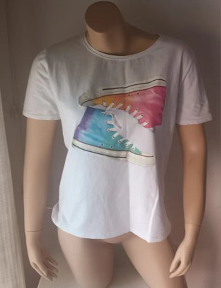 Camiseta con dibujo botas converse.