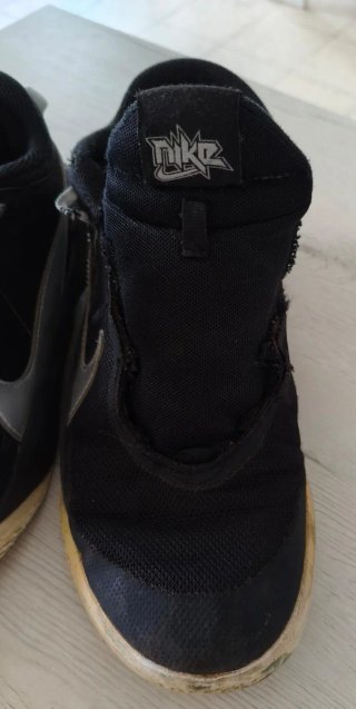 Zapatillas Nike Negras y Plateadas