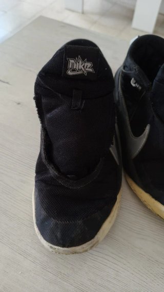 Zapatillas Nike Negras y Plateadas