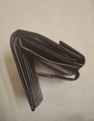 Cartera de piel negra