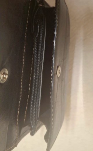 Cartera de piel negra