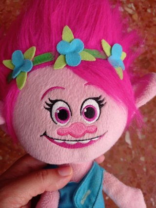 Muñeca Poppy Trolls con Sonido de regalo mochila