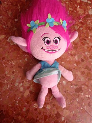 Muñeca Poppy Trolls con Sonido de regalo mochila