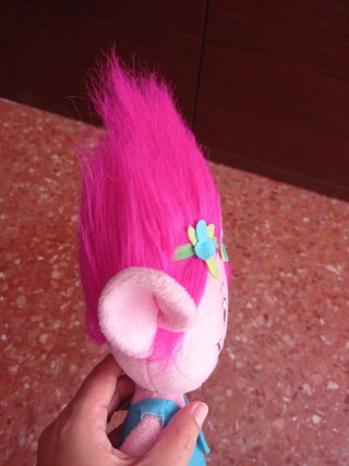 Muñeca Poppy Trolls con Sonido de regalo mochila