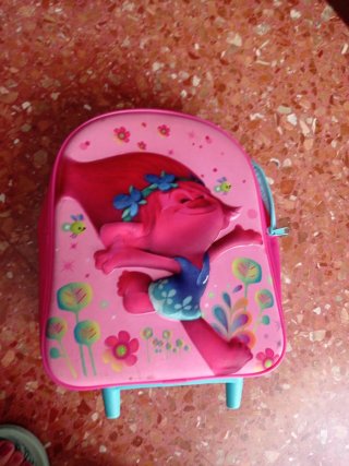 Muñeca Poppy Trolls con Sonido de regalo mochila
