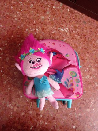 Muñeca Poppy Trolls con Sonido de regalo mochila