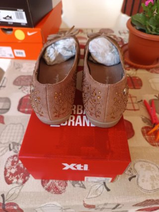 Manoletinas XTI Beige y Doradas con Pedrería