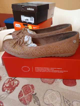 Manoletinas XTI Beige y Doradas con Pedrería