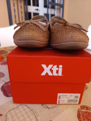 Manoletinas XTI Beige y Doradas con Pedrería