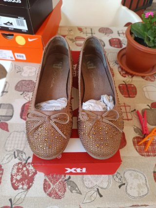 Manoletinas XTI Beige y Doradas con Pedrería