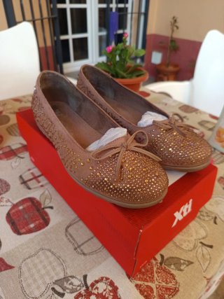 Manoletinas XTI Beige y Doradas con Pedrería