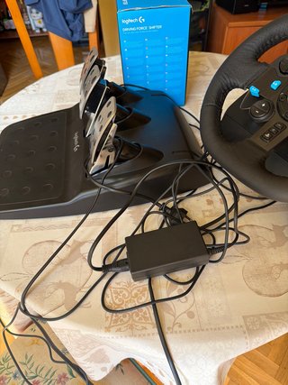 Volante Logitech con Palanca y Pedales