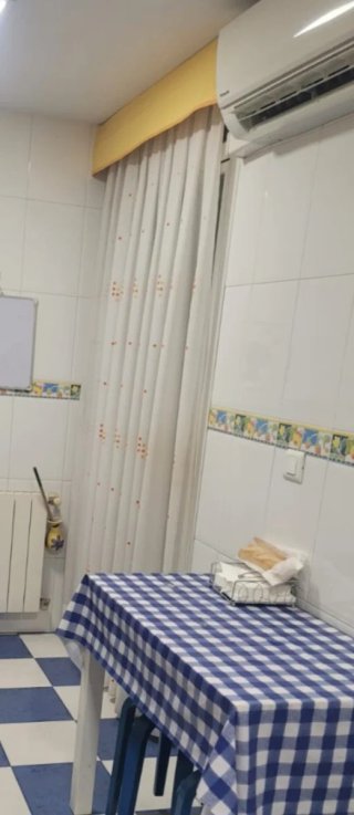 Cortina de cocina con detalles naranjas