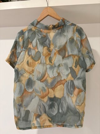 Camisa estampada verde y amarilla