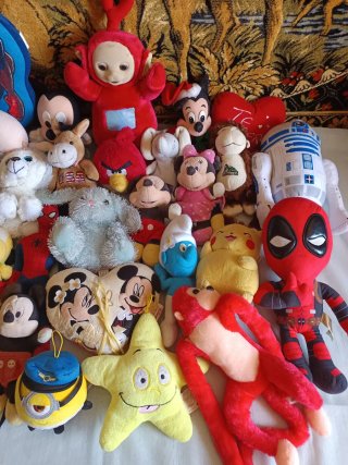 Lote 27 peluches variados: Spiderman, Mickey, Mini