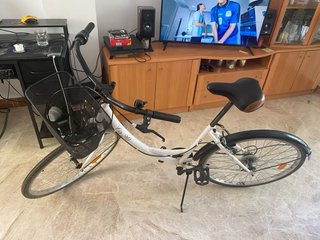 Bicicleta de paseo blanca con cesta