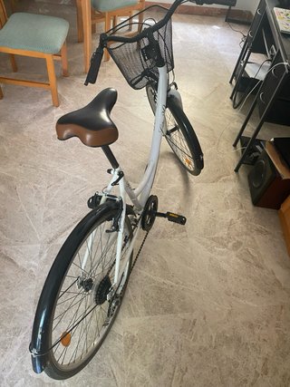 Bicicleta de paseo blanca con cesta