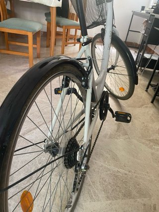 Bicicleta de paseo blanca con cesta