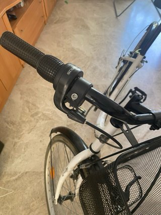 Bicicleta de paseo blanca con cesta