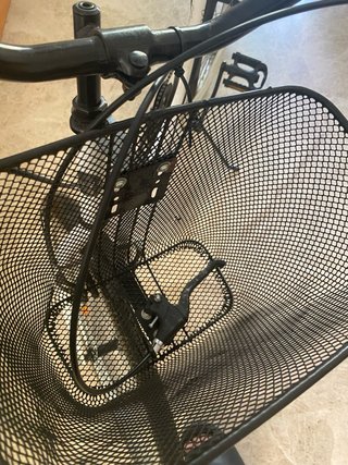 Bicicleta de paseo blanca con cesta