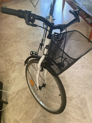 Bicicleta de paseo blanca con cesta