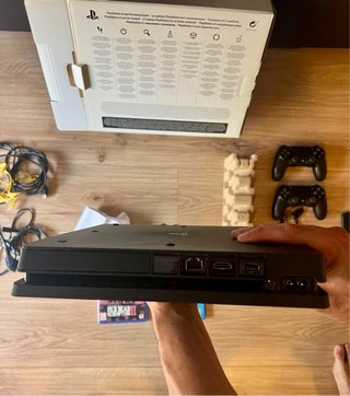 PS4 (PlayStation 4) Negra + 2 Juegos!!