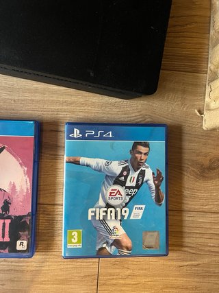 PS4 (PlayStation 4) Negra + 2 Juegos!!