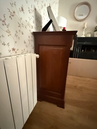 Aparador de salón de madera y cristal