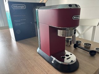 Cafetera DeLonghi Dedica Style EC685.R Roja