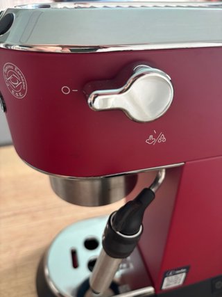 Cafetera DeLonghi Dedica Style EC685.R Roja
