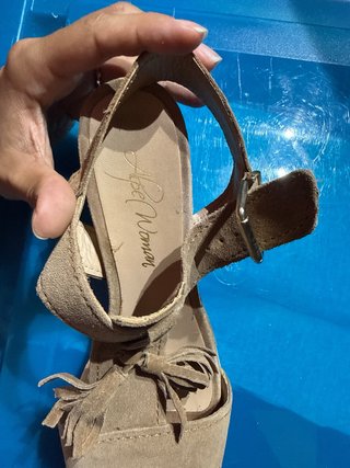 Sandalias cuña ante con flecos