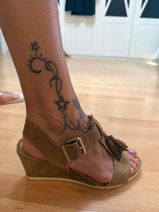 Sandalias cuña ante con flecos