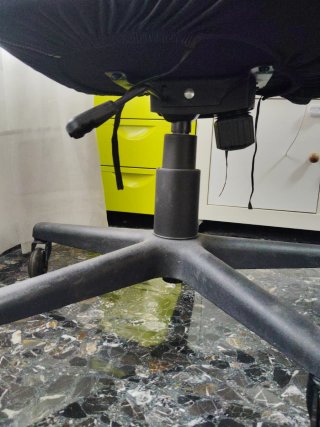 Silla de oficina negra ergonómica