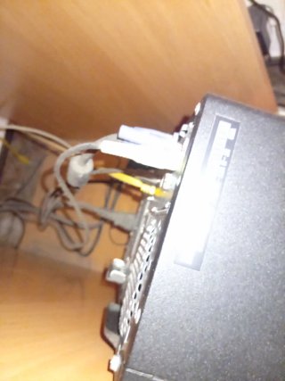 Escritorio madera con ordenador e impresora