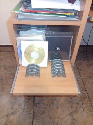 Escritorio madera con ordenador e impresora