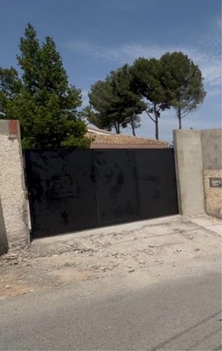 Portón exterior corredero negro