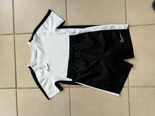 Camiseta Nike Deportiva Blanca y Negra