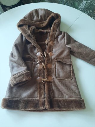Abrigo marrón niña con capucha y borreguito