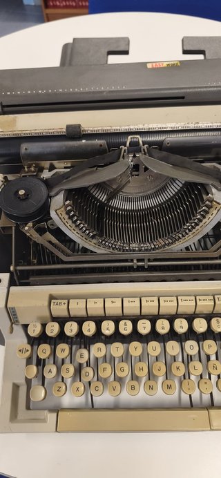 Máquina de escribir Olivetti Línea 98
