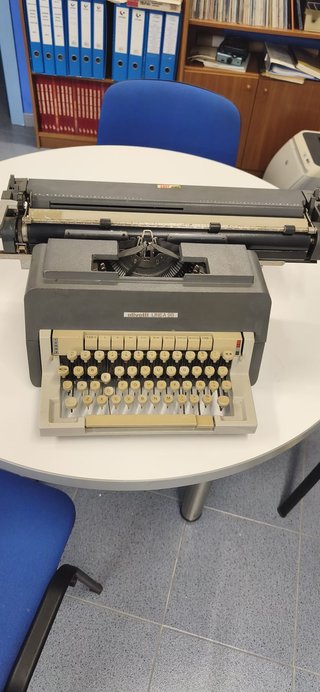 Máquina de escribir Olivetti Línea 98