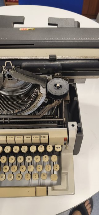 Máquina de escribir Olivetti Línea 98