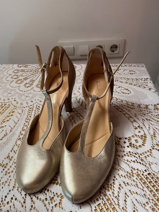 Zapatos de tacón Clarks dorados