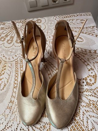 Zapatos de tacón Clarks dorados