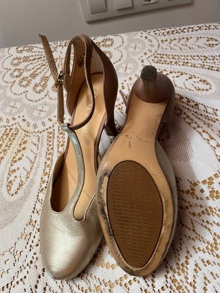 Zapatos de tacón Clarks dorados