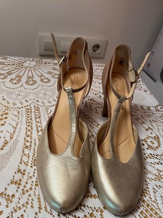 Zapatos de tacón Clarks dorados