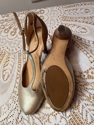 Zapatos de tacón Clarks dorados