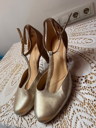 Zapatos de tacón Clarks dorados