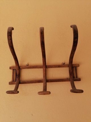 Percha antigua de madera rústica
